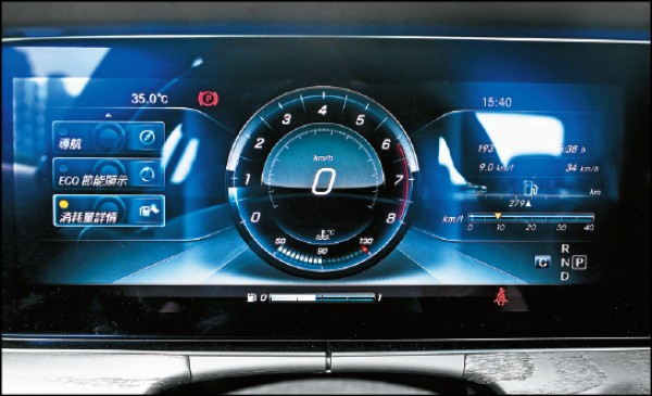 儀表板為一12.3吋的高解析度螢幕，並提供Sport、古典和前衛3種不同的儀表顯示模式，圖示為前衛模式的儀表畫面。