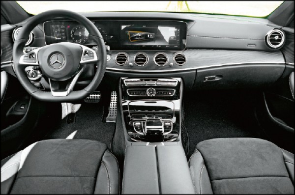 試駕的Avantgarde LUX特仕版跟家族大哥S-Class一樣標配兩個12.3吋高解析度液晶螢幕，內裝採霧面黑色梣木飾板搭配ARTICO皮質／DINAMICA類麂皮布料座椅，座艙氛圍時尚而富跑格。