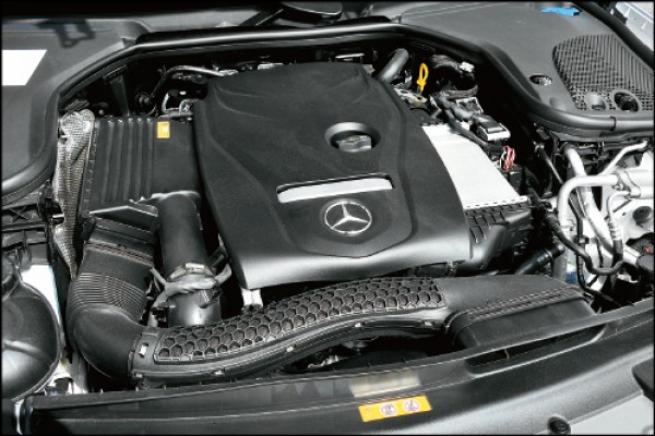 新E 200配置2.0升缸內直噴Turbo引擎，可輸出184匹最大馬力，並從1,200轉即可形成峰值為30.6公斤米的扭力高原，廢氣排放不僅符合歐盟6期的嚴苛排汙規範，能源局公布的平均油耗數據每公升可跑14.7～14.9公里（依配備的輪胎規格而有差異）。