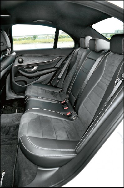 本車2,939mm的軸距數據上雖比BMW現行5系列稍短29mm，但實際乘坐其中感覺後座腿部空間似乎要比5系列更寬敞舒適。