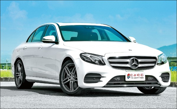全新一代Mercedes-Benz E-Class主管房車現階段導入國內僅有E 200和E 220d兩種汽柴油動力車型，這裡試駕的是E 200最頂級的Avantgarde LUX特仕版，足下採用19吋AMG 5輻雙肋式鈦灰色輕合金輪圈，搭配前245/40R19、後275/35R19低扁平比跑車胎。
