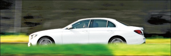 E 200的0～100公里／時加速需時7.7秒，車上標配AGILITY CONTROL車高降低舒適型懸載系統，在操控穩定性與行路舒適性間取得了絕佳的均衡。