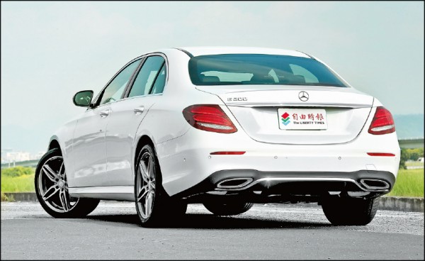 本車排氣系統為充滿跑格的左右雙邊出設計，搭配整合於後保險桿的4邊形鍍鉻尾飾管；後保險桿下緣採對比分明的黑色處理，並加入一道增進質感的鍍鉻飾條，看起來相當時尚動感。