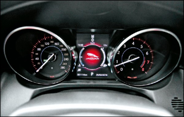 一旦將Jaguar Drive Control™行車模式切換至畫有方格旗的運動模式下，儀表板刻度便會轉換成熱血的紅色，中央5吋TFT行車資訊顯示幕的Jaguar圖案也瞬間變成紅色背光。