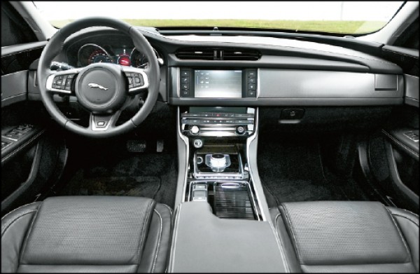 XF R-Sport 25t標配鑲有R-Sport徽飾的Soft Grain真皮包覆多功能方向盤，內裝採用亮黑鋼琴烤漆與暗色格紋鋁合金飾板，座艙氛圍非常時尚簡鍊。