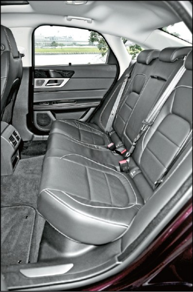 全車座椅皆以Taurus真皮包覆，拜2,960mm長軸距所賜，後座乘坐空間相當寬敞舒適。