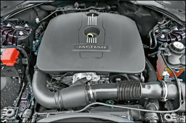 引擎蓋下這具2.0升直4缸內直噴Turbo引擎，可輸出240匹最大馬力，扭力峰值為34.7公斤米，每公升可跑13.0公里的歐規平均油耗，達到該排氣級距的2級標準。