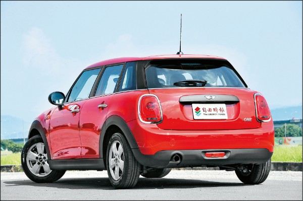 MINI One 5-DOOR的排氣尾管為左側單圓管設計，但少了像Cooper那樣亮閃閃的鍍鉻尾飾管（需額外加價選配）。