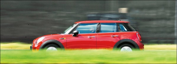 本車操駕起來穩健依舊，0～100公里／時加速需時10.5秒，對喜愛MINI車系可愛外表的預算型買家應該是可以接受的。