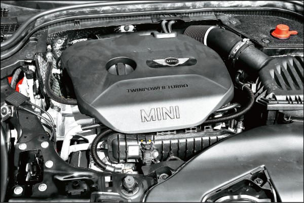 這具排氣量不到1.2升的3缸TwinPower Turbo引擎，可輸出102匹最大馬力及18.4公斤米峰值扭力，能源局平均油耗每公升可跑16.8公里，每年繳給政府的牌照稅和燃料稅加起來不過8,640元。