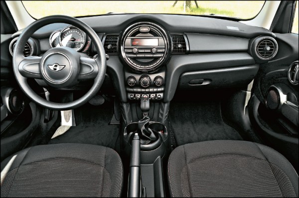 MINI One的引擎轉速表和速度表置於駕駛座正前方，方向盤造型很簡單沒有任何功能鍵，儀表控台上也沒選用任何飾板，更遑論MINI Visual Boost 6.5吋螢幕、MINI Controller等先進配備，簡簡單單的，回歸MINI原創精神。