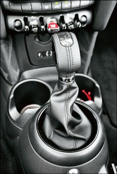 MINI One車上採用的也是Steptronic 6速手自排系統，但少了高階Cooper和Cooper S車款上的模式切換功能，駕駛樂趣上打了點折扣。