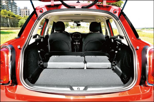 5門款的行李廂標準容量為278公升，要比3門款增加了67公升，儘管將後座椅背傾倒後無法沒有完全平坦，但最大置物容量仍有941公升之多（比3門款增加210公升）。