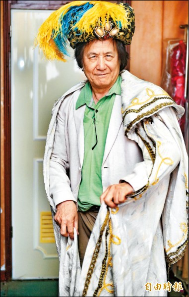 每齣製作過的歌劇戲服,曾道雄都細心收藏,披上多年前演出歌劇《後宮誘逃》蘇丹王戲服,宛若昨日重現。(記者王文麟攝) 每齣製作過的歌劇戲服,曾道雄都細心收藏,披上多年前演出歌劇《後宮誘逃》蘇丹王戲服,宛若昨日重現。(記者王文麟攝)