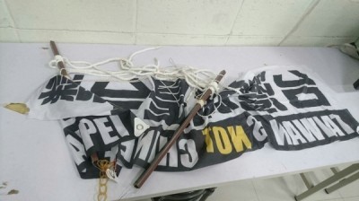 台中洲際棒球場昨發生學生球迷高舉「台灣就是台灣」遭棒協人員撕毀。（翻攝自PTT）