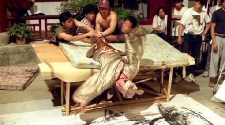 《唐伯虎點秋香》的花絮照最近被曝光，引發影迷熱烈討論。（翻攝自微博）