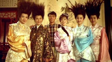 當時鞏俐（右三）為顧自己形象，無論導演李力持與周星馳如何勸說，就是不願意把頭髮豎起來搞笑。（翻攝自微博）