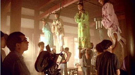 《唐伯虎點秋香》的花絮照最近被曝光，引發影迷熱烈討論。（翻攝自微博）
