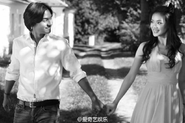 婚紗照相當甜密。(圖擷取自微博) 婚紗照相當甜密。(圖擷取自微博)