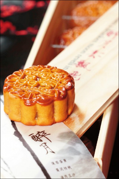 晶華飯店「醉月」傳統月餅禮盒，主廚精選歷年月餅禮盒的經典口味，傳承美味食譜精髓；獨一無二的長方木盒包裝，送禮典雅氣派，每盒6粒1,180元。