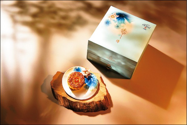 香格里拉台北遠東「瓷月」尊榮月餅禮盒，今年與法藍瓷合作，推出附有「清蓮雅潔」瓷盤的限量款，3,888元。