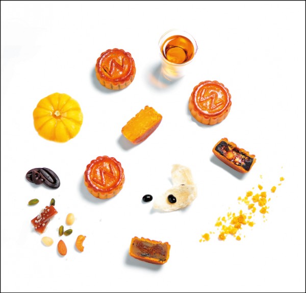 台北W飯店2016「炫銀月光月餅禮盒」，可於台北W飯店1樓月餅小舖購得，每盒6入1,180元。