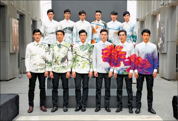 嘉裕與台元紡織合作，將數位印刷技術結合服裝設計，打造客製化服務。圖為模特兒展示數位印花襯衫。（Carnival嘉裕提供）