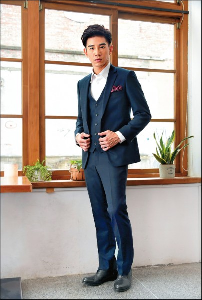 張立昂展示嘉裕三件式黑色成套西裝，24,860元；白色襯衫2,880元；Carnival Generation紅色口袋巾480元。
（圖文：記者胡舜翔）