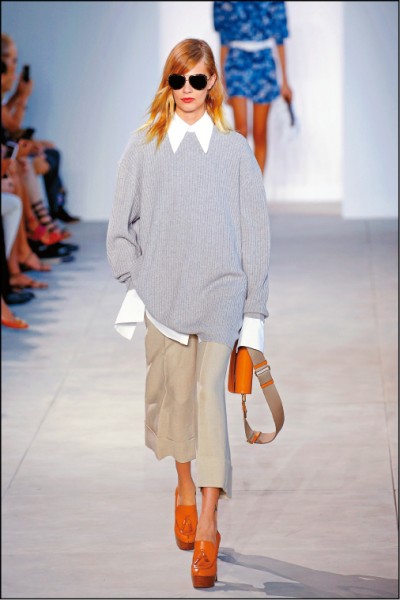 Michael Kors 2017春夏仍有許多超尺寸的設計，展現強勢下的性感。