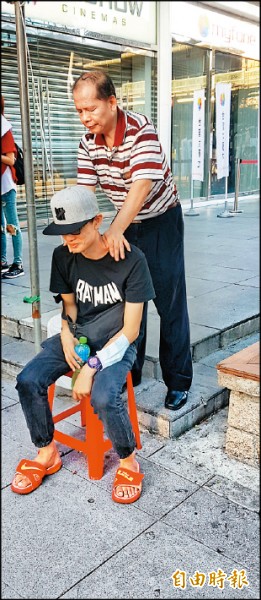 體恤排隊民眾，遠傳首賣現場有安排按摩師。（記者吳佩樺攝）