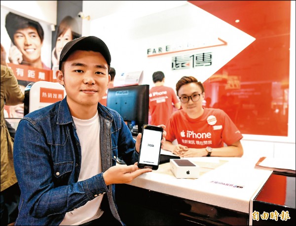頭香沈先生前二天晚上就來排隊，這是他第一次購買iPhone。（記者吳佩樺攝）
