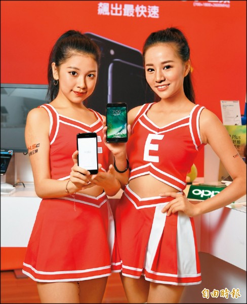 遠傳電信主打支援iPhone 7系列三頻，飆網速度快。（記者吳佩樺攝）