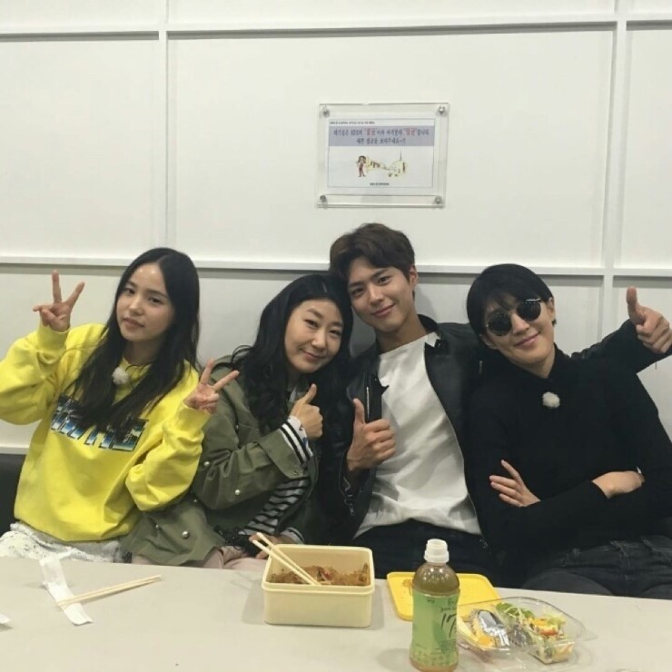 洪真京（右）曾在網上曬與羅美蘭（左二）、閔孝琳（左）突擊朴寶劍休息室的合照，在戲劇上合作的朴寶劍與羅美蘭模樣看來十分親密。（翻攝自IG）