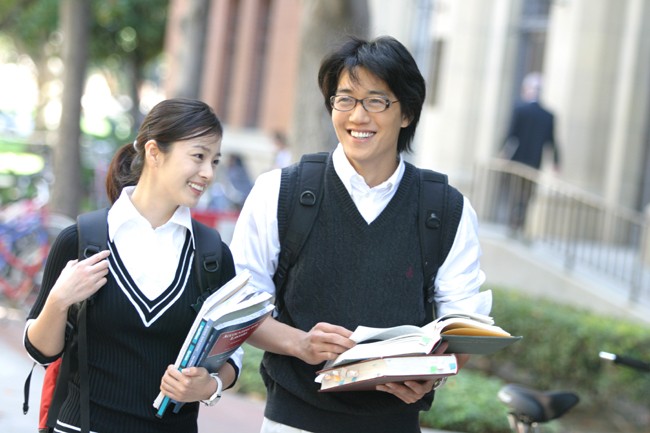 金泰希（左）和金來沅（右）12年前在《愛在哈佛》扮演學生情侶。（翻攝自網路）