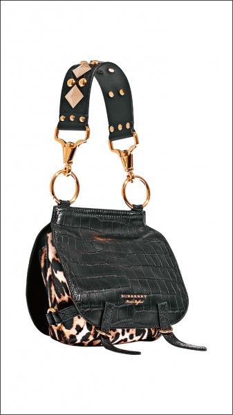 Burberry短吻鱷魚皮搭豹紋牛毛Bridle Bag，960,000元。