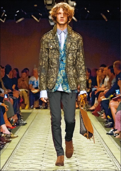 Burberry九月系列男生主打包亦為Bridle Bag。