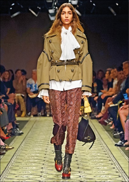 Bridle Bag為Burberry九月系列主打包。