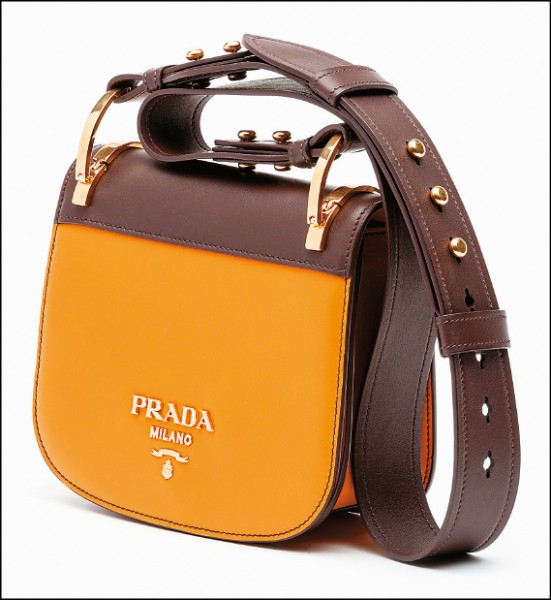 Prada撞色皮革PionniereBag，66,000元。