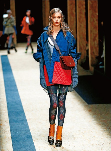 Prada秋冬Pionniere Bag斜揹，搭配菱格紋車縫線的戶外外套，彷彿獵人。（美聯社）