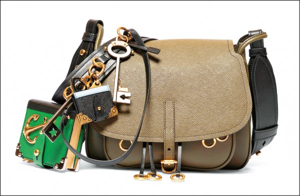 Prada Corsaire Bag有許多金屬環，可掛吊飾打造個人風格。軍綠色壓紋牛皮Corsaire Bag 82,500元，書本造型吊飾12,000～16,500元，古銅色復古鑰匙吊飾9,500元。