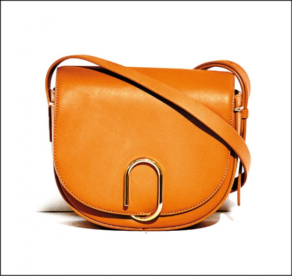 3.1 Phillip Lim秋冬新推出Alix馬鞍包，40,500元。