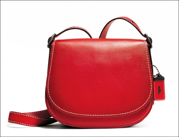 Coach經典Saddle Bag採用經典棒球手套皮革製作，秋冬經燒痕特殊處理，19,900元。