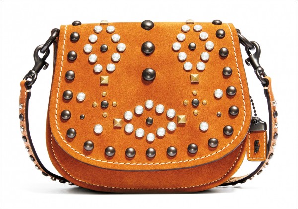 Coach美西風情麂皮鉚釘Saddle Bag，22,800元。