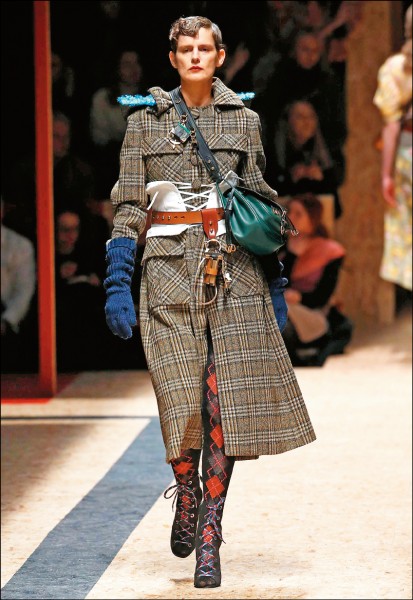 Prada撞色皮革PionniereBag，66,000元。