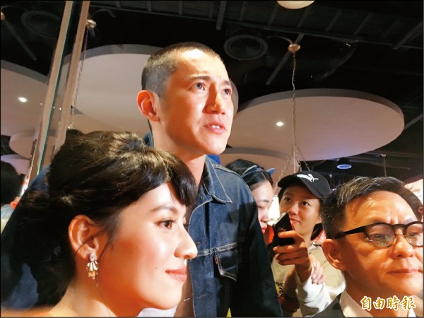 吳慷仁（中）談到楊謹華封后失利，眼眶泛淚。（記者鍾智凱攝）