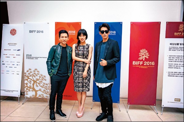 《再見瓦城》昨在釜山影展首映，男女主角柯震東（右起）、吳可熙和導演趙德胤入場前一度被粉絲包圍。（岸上影像及前景娛樂提供）