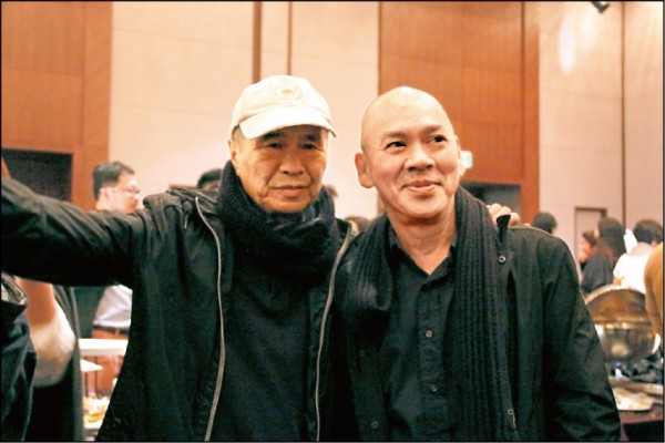 導演侯孝賢（左）、蔡明亮在南韓釜山影展開心合影。（國家電影中心提供）