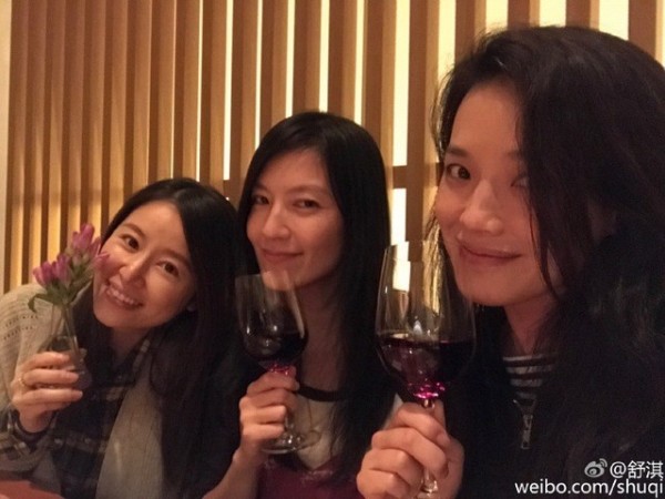 舒淇和林熙蕾、林心如姊妹淘一起相聚。(圖擷自微博) 舒淇和林熙蕾、林心如姊妹淘一起相聚。(圖擷自微博)