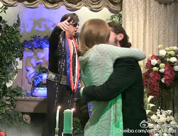西亞李畢福（右）和米雅高斯（左）在婚禮上擁吻，婚禮氣氛浪漫、溫馨。（翻攝自微博）