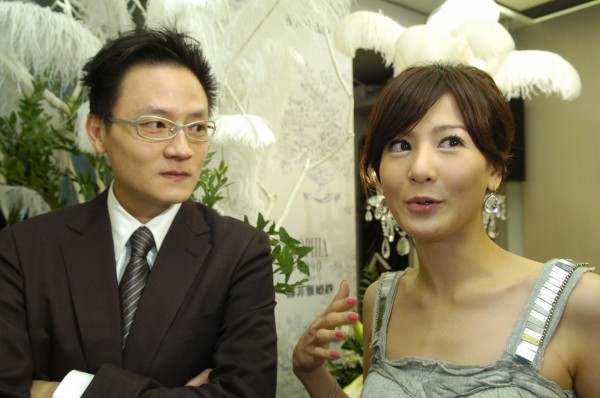 柯韋任與未婚妻邱琦雯甜蜜去看婚紗秀。(資料照) 柯韋任與未婚妻邱琦雯甜蜜去看婚紗秀。(資料照)